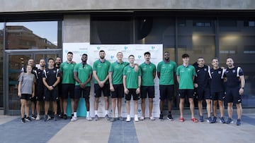 Jugadores y técnicos del Unicaja posan en la Quirón.