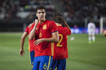 Estrella de la cantera de Osasuna. El centrocampista navarro fichó por el Borussia Dortmund donde no tuvo muchas oportunidades con Tuchel. 