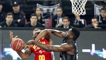 GRA143. BILBAO, 19/03/2017.- El pívot nigeriano del RETAbet Bilbao Basket Michel Eric (d) disputa un balón con el alero inglés del UCAM Murcia Ovie Soko (i) durante el partido correspondiente a la vigésimo quinta jornada de la Liga Endesa disputado en el Bilbao Arena. EFE/Luis Tejido