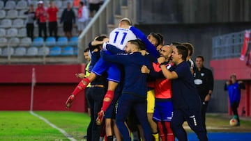 El Algeciras celebra el gol de Juanma García ante el Antequera tras una falta lanzada por Tomás Sánchez.