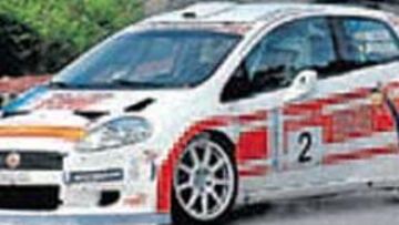 <b>LÍDER. </b>Miguel Fuster, con su Fiat en un tramo del Nacional.
