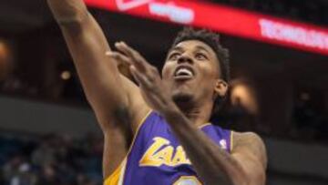 Nick Young entra a canasta.