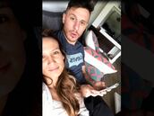 Ángelo y su novia mostraron su faceta artística cantando