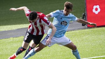 Kevin Vázquez le arrebata el balón a Morcillo durante el partido disputada entre Celta y Athletic en Balaídos.