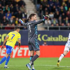 Aprobados y suspensos de la Real: Menos mal que estaba Remiro