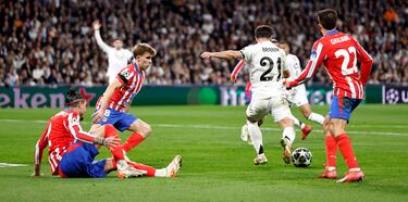2-1. Brahim Díaz recibe el balón dentro del área, encara a José María Giménez, se va y finaliza con un disparo raso al palo largo de Jan Oblak para marcar el segundo.