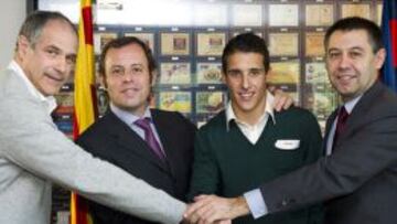 Cristian Tello, momentos despu&eacute;s de firmar su contrato junto a Rosell, Zubizarreta y Bartomeu.