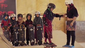 Fragmento de Learning to Skateboard in a Warzone (If You&#039;re a Girl), ganadora del Oscar 2020 al mejor corto documental. Unas ni&ntilde;as de Kabul, con sus monopatines, escuchan atentamente las indicaciones de su profesora para aprender a patinar.