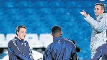 <b>LÍDERES. </b>Terry, en el campo, y Mourinho, en el banquillo, son los líders del Chelsea. En la foto, durante un entrenamiento reciente.
