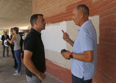 Juan Carlos Carcedo y Víctor Fernández conversan a la salida de la capilla ardiente.