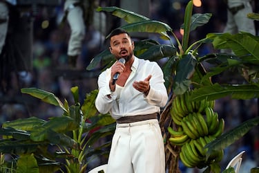 Ricky Martin, puertorriqueño como Benito Antonio Martínez Ocasio, actuó en el espectáculo del descanso invitado por su compatriota.