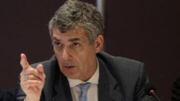 Spanish Football Federation (RFEF) president Angel Maria Villar speaks during a meeting in Luque, near Asuncion February 4, 2012. REUTERS/Jorge Adorno (PARAGUAY - Tags: SPORT SOCCER)
PUBLICADA 08/02/12 NA MA18 1COL