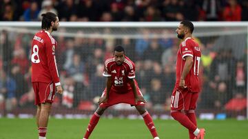 Dominik Szoboszlai, Alexander Isak y Mohamed Salah, por ese orden, durante un encuentro del Liverpool.