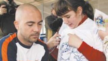 <b>RECEPTIVOS PARA LA CAUSA. </b>Los pericos presentes, como Iván de la Peña, quisieron aportar su granito de arena para los niños de El Carmel.