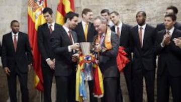 El president de la Generalitat, Alberto Fabra, sujeta la copa junto al capitán del Valencia Basket, Rafa Martinez, durante la celebración en el Palau de la Generalitat del título de la Eurocopa conseguido en Rusia.