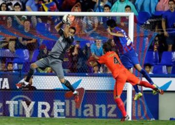 El portero chileno del FC Barcelona Claudio Bravo para un balón ante su compañero, el centorcampista croata Ivan Rakitic y el defensa del Levante Héctor Rodas.