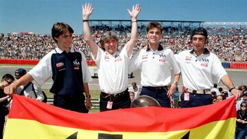 MADRID--El trece veces campeón del mundo de motociclismo Angel Nieto, acompañado por su hijo y sobrinos, saluda a la multitud congregada en el circuito del Jarama, desde la curva que a partir de hoy llevara su nombre y en la que descubrio una pequeña estatua y placa de agradecimiento de la aficion motociclista. EFE/ANGEL DIAZ