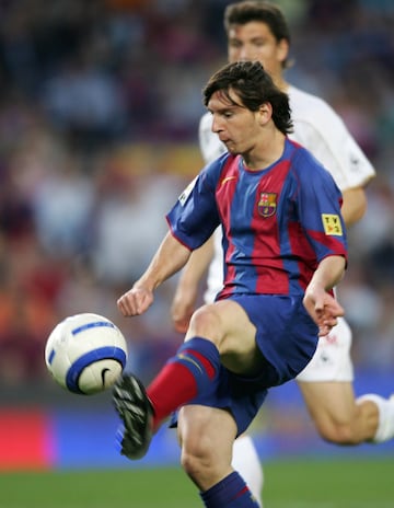 El 1 de mayo de 2005, el jugador argentino marcó su primer gol con el Barcelona en Primera División, fue el 2-0 ante el Albacete en el Camp Nou. En el último minuto del partido, Messi recibió un gran pase de Ronaldinho, esperó la salida de Valbuena y con la zurda puso el balón por encima del portero. 