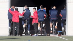 Marcelino charl&oacute; con sus hombres durante el entrenamiento en Paterna.