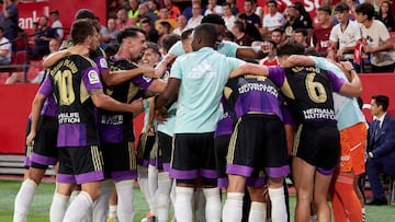 SEVILLE, SPAIN - AUGUST 19: Anuar of Real Valladolid CF celebrates with team mates after scoring his team's first goal during the LaLiga Santander match between Sevilla FC and Real Valladolid CF at Estadio Ramon Sanchez Pizjuan on August 19, 2022 in Seville, Spain. (Photo by Juanjo Ubeda/Quality Sport Images/Getty Images)