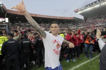 Sanabria celebra la permanencia.