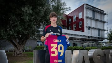 Andrés Cuenca, posando delante de La Masia con la camiseta de su debut.