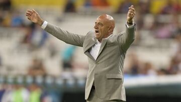 En el país azteca fue entrenador de equipos como Puebla, Tecos y Veracruz. En MLS dirigió a Chivas USA y en la USL a Las Vegas Lights FC.