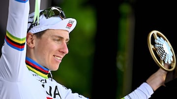 Pogacar, en el podio de Lieja con el trofeo de vencedor.