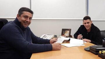 Cristian Pav&oacute;n firma el contrato que lo vincula a Boca Juniors hasta 2022.