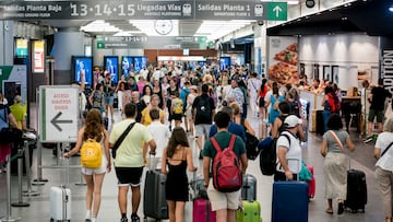 Varias personas con maletas en la estación de Atocha-Almudena Grandes, a 11 de agosto de 2023, en Madrid (España). Renfe ofrece un millón y medio de plazas en alrededor de 5.000 trenes, entre AVE, Avlo, Alvia, Euromed, Intercity, Avant y Regionales, para facilitar los desplazamientos de los viajeros en este puente de la Asunción, que comienza este viernes y finalizará el próximo martes, 15 de agosto. Este puente de agosto coincide con el inicio o el final de las vacaciones de verano de muchos viajeros, por lo que Renfe espera una alta ocupación en todos los trenes.
11 AGOSTO 2023;TREN;ESTACIÓN;VIAJE;VERANO;MALETAS;EQUIPAJE;ANDÉN;VAGÓN;
A. Pérez Meca / Europa Press
11/08/2023