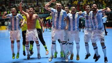 Los jugadores argentinos celebran el pase a la final. 