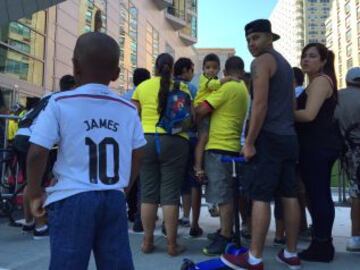 Aficionados colombianos esperan por los jugadores de la Selección en el Hotel W Hoboken.