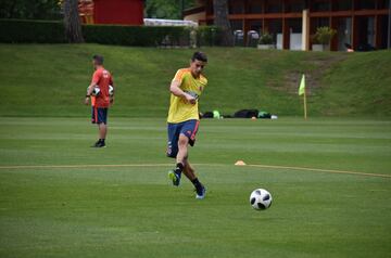 La Selección Colombia sigue su preparación en Milan pensando ya en Egipto, rival al que enfrentará este viernes en Bérgamo, Italia, en partido amistoso previo a Rusia. Con un grupo de 24 jugadores, los dirigidos por Pékerman hicieron trabajo con balón.