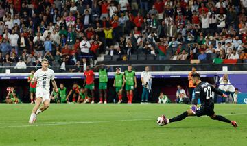 Minuto 114. Pepe, se trastabilla con el balón, se cae y Sesko se  planta sólo ante el guardameta portugués, que realiza una parada antológica al delantero esloveno.