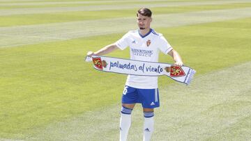 Borja Sainz posa con una bufanda del Real Zaragoza durante su presentaci&oacute;n en La Romareda.