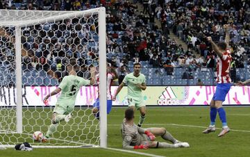 1-0. Unai Simón anota en propia puerta el primer gol de los colchoneros tras un remate de cabeza de João Félix.