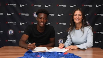 Hudson-Odoi junto a Marina Granovskaia.