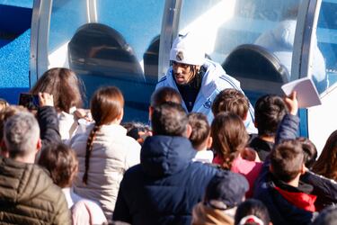 Los jugadores del Real Madrid al final del entrenamiento  atendieron a los aficionados que se dieron cita en el Di Stéfano, un día especial para la comunión del madridismo.