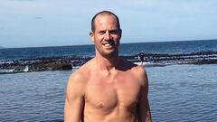 El propietario de Hermanus Surf Camp, en Sudafrica, sin camiseta frente al mar. 