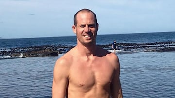 El propietario de Hermanus Surf Camp, en Sudafrica, sin camiseta frente al mar.