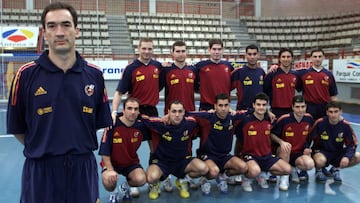 Javier Lozano posa con los integrantes de la selecci&oacute;n espa&ntilde;ola de f&uacute;tbol sala durante una concentracion en el a&ntilde;o 2002.