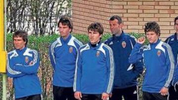 <b>UN GRUPO CONVENCIDO. </b>La mayoría de los titulares en el partido en Ipurúa, ayer observando el entrenamiento de sus compañeros en la Ciudad Deportiva.