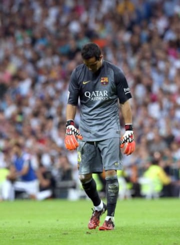 El portero chileno del FC Barcelona Claudio Andrés Bravo al finalizar el partido de la novena jornada de Liga. El Real Madrid ha vencido por 3-1. 