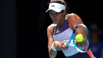 Garbiñe Muguruza devuelve una bola ante Kiki Bertens en el Open de Australia.