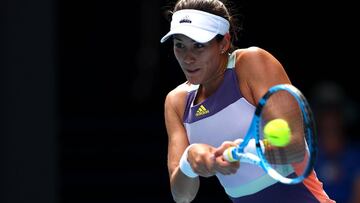 Garbi&ntilde;e Muguruza devuelve una bola ante Kiki Bertens en el Open de Australia.