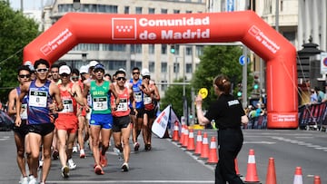 MADRID, 01/06/2025.- Un juez muestra una advertencia a uno de los corredores en el IV Gran Premio Internacional Madrid Marcha, de categoría Gold del circuito mundial de Marcha, este domingo por la Gran Vía de Madrid. EFE/Víctor Lerena