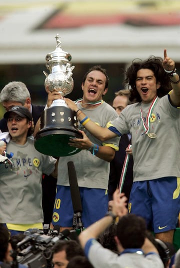 FUTBOL MEXICANO CLAUSURA 2005
LIGUILLA CLAUSURA 2005
MEXSPORT DIGITAL IMAGE
29 May 2005:  Action photo of Cuauhtemoc Blanco of America with the trophy celebrating the title against Tecos UAG during game 2 of the Final of the 2005 Torneo de Clausura 2005./Foto de accion de Cuauhtemoc Blanco de America con el trofeo celebrando el titulo en contra de Tecos UAG durante el juego 2 de la Final del Torneo de Clausura 2005. MEXSPORT/DAVID LEAH