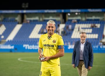 Arana, capitán del Villarreal B, recoge el trofeo que acredita al ganador del Villa de Leganés. 
 
