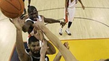 <b>FRENADOS.</b> Los Spurs se vieron superados por unos sólidos Warriors.