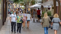 Archivo - Gente con mascarilla paseando por la calle Teobaldo Power,  en Santa Cruz de Tenerife